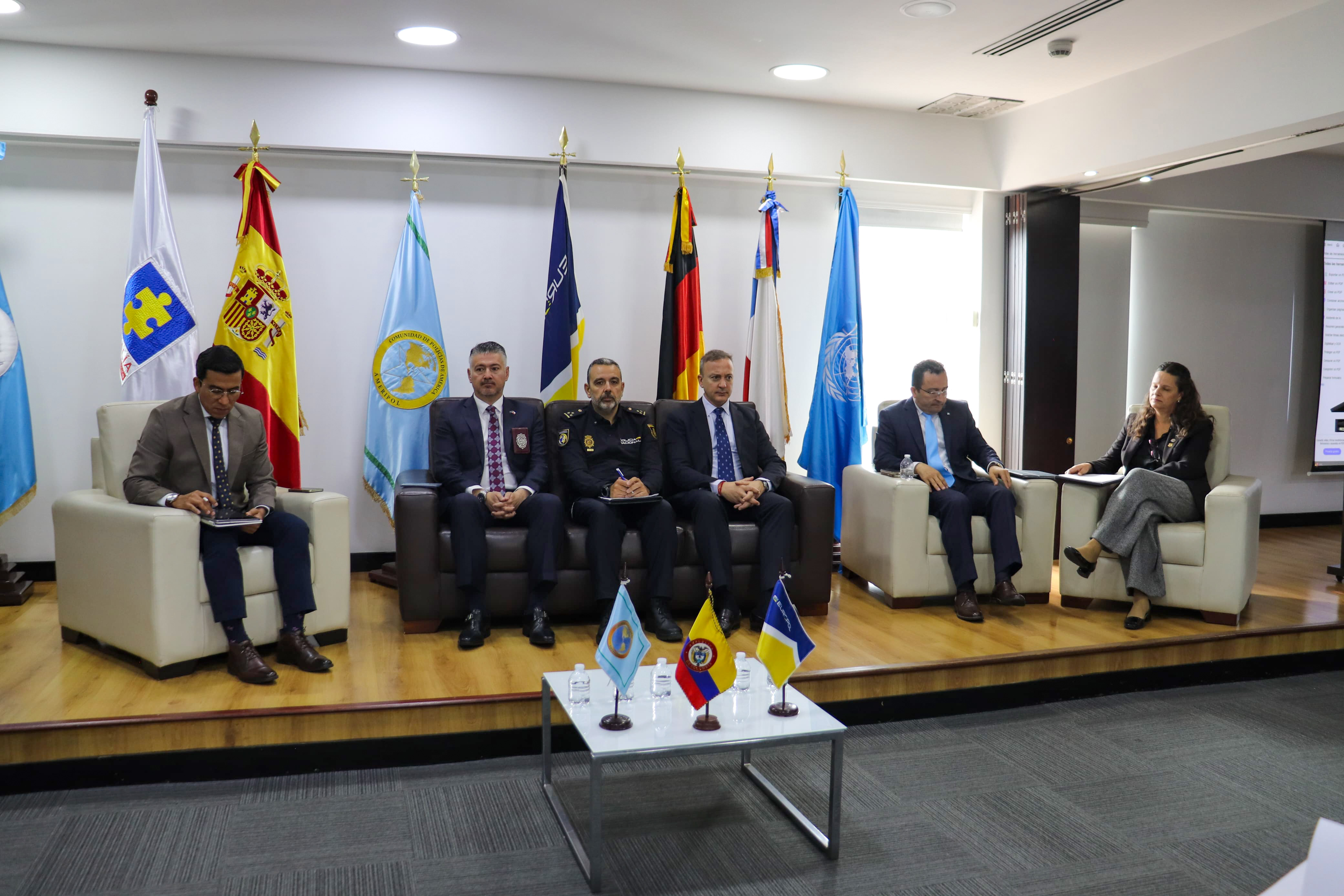 Panel de expertos durante el foro internacional, con la participación de representantes de organismos policiales y de cooperación internacional.