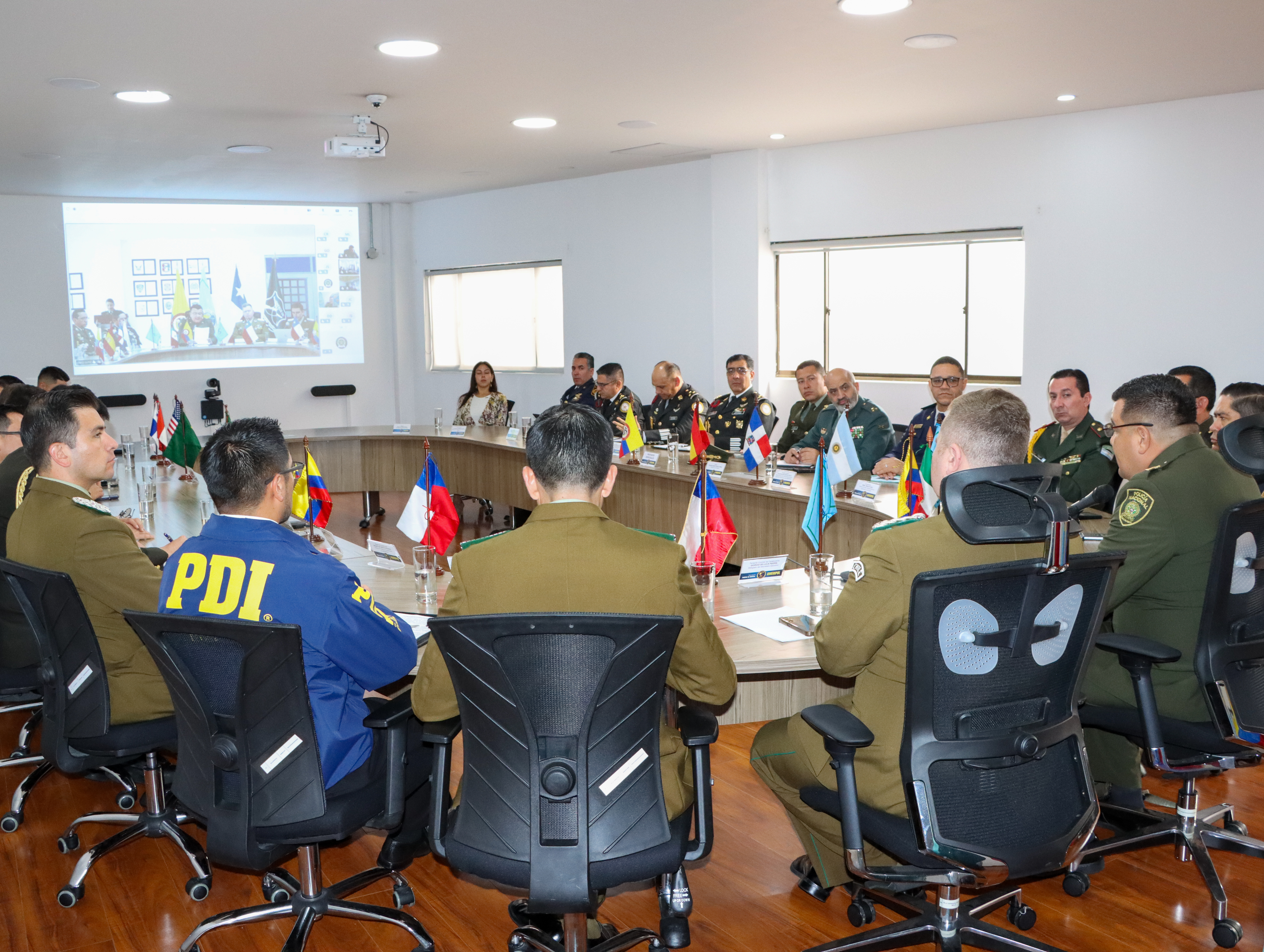 Oficiales de Enlace de los países participantes durante el lanzamiento de la Acción Simultánea BRAVO-612-II en Bogotá.