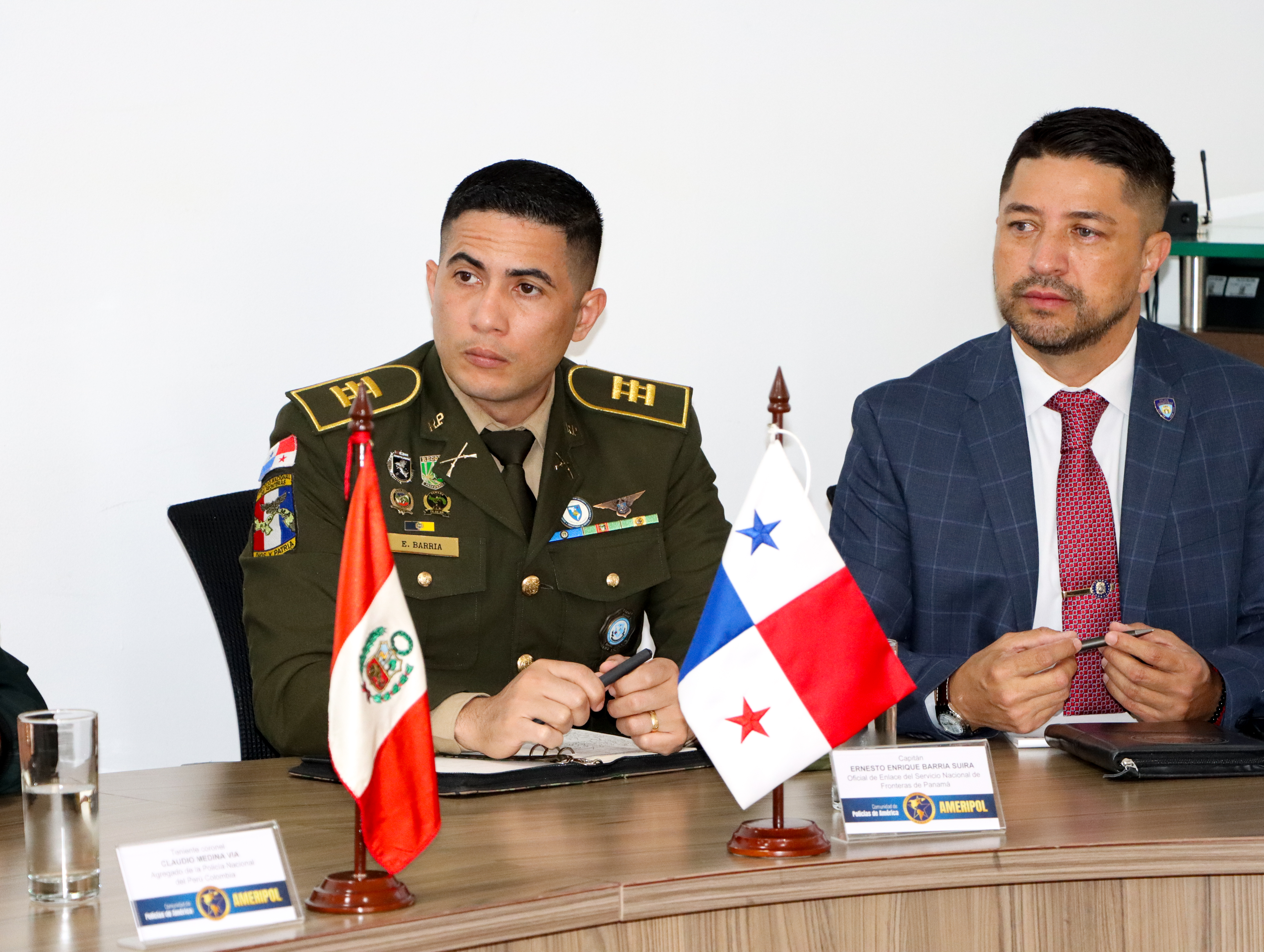 El detective Luis Franco, de la Policía de la Ciudad de Nueva York (NYPD), y el capitán Ernesto Enrique Barría Suira, del Servicio Nacional de Fronteras (SENAFRONT) de Panamá, participaron en el lanzamiento de la Acción Simultánea BRAVO-612-II.
