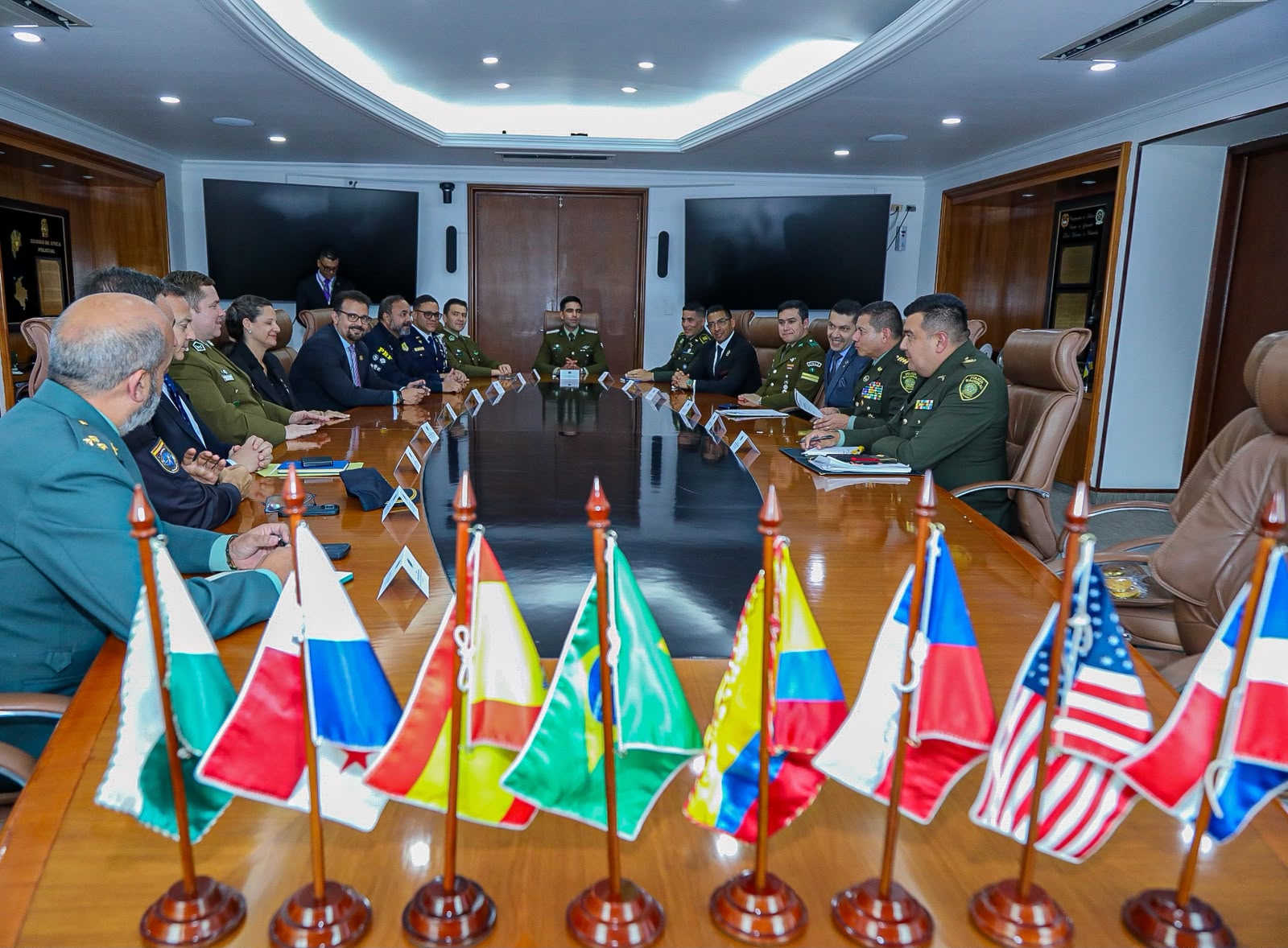 Delegaciones participantes durante la reunión de trabajo convocada por AMERIPOL.