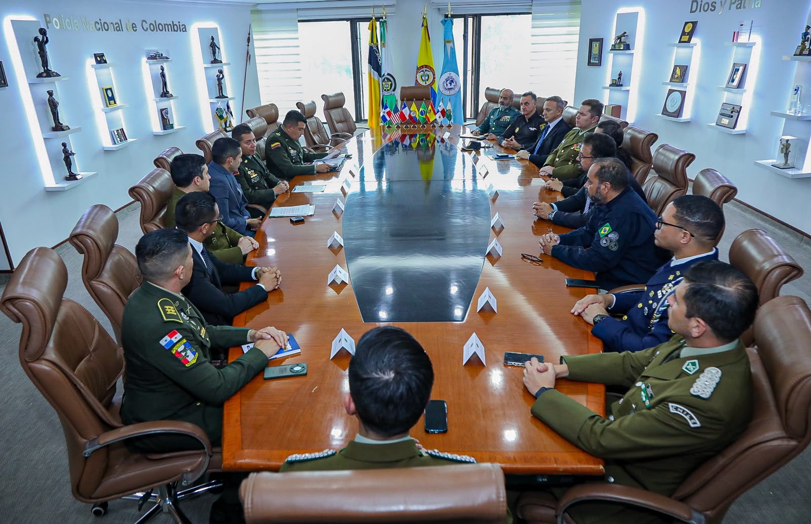 Sesión de trabajo para fortalecer la cooperación policial internacional.