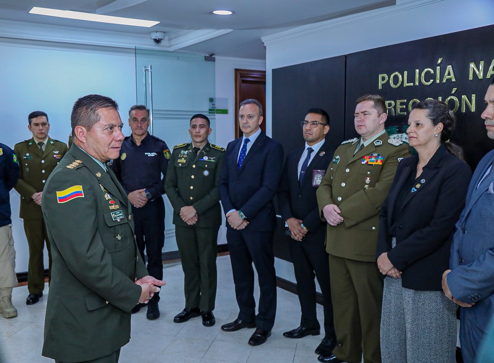 El Presidente de AMERIPOL lidera un encuentro con Oficiales de Enlace acreditados y representantes de organismos observadores para fortalecer la articulación y la cooperación policial internacional.