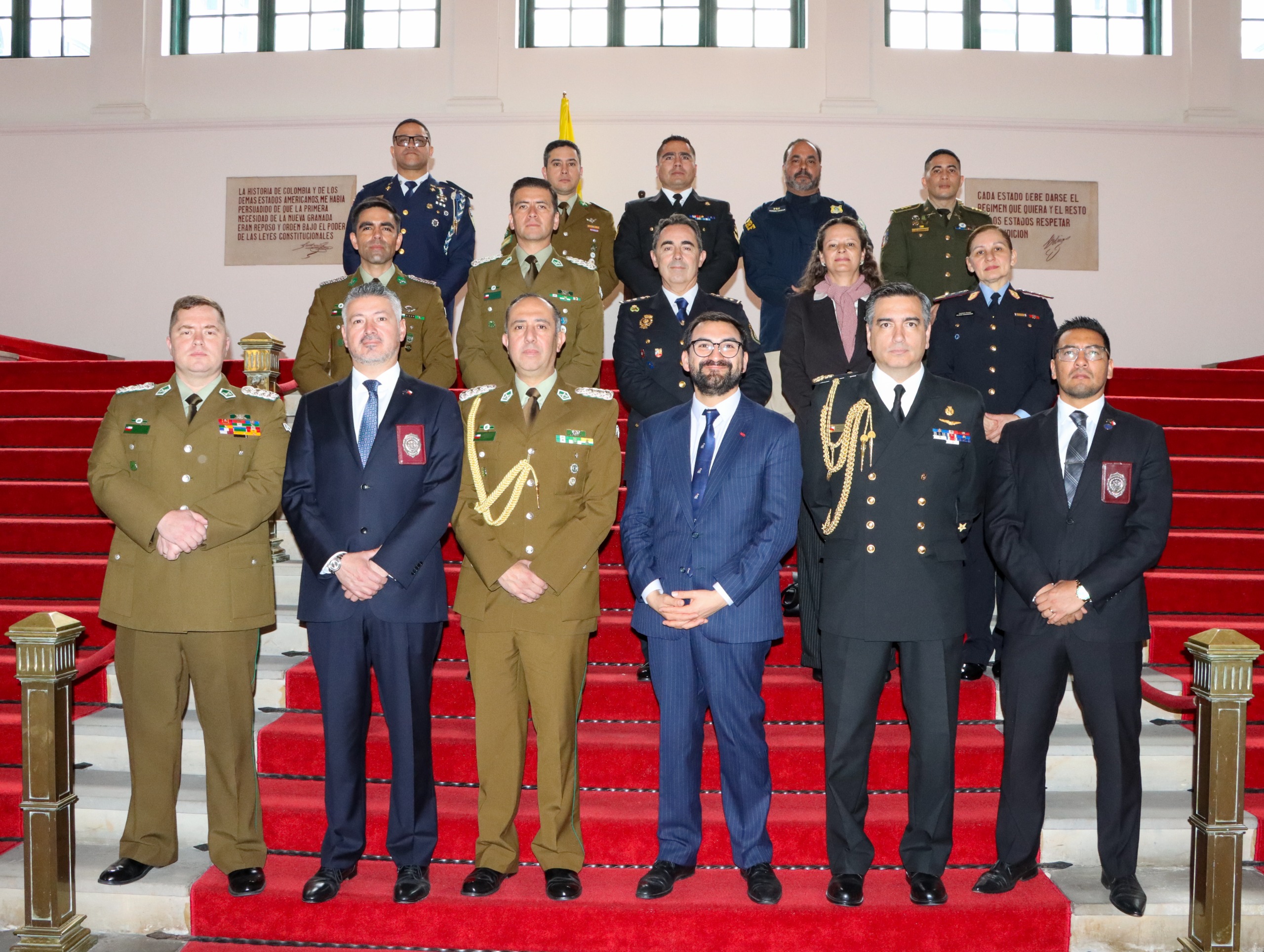 Delegaciones participantes en la ceremonia de depósito del instrumento de ratificación del Tratado Constitutivo de AMERIPOL, realizada en la Cancillería de Colombia.