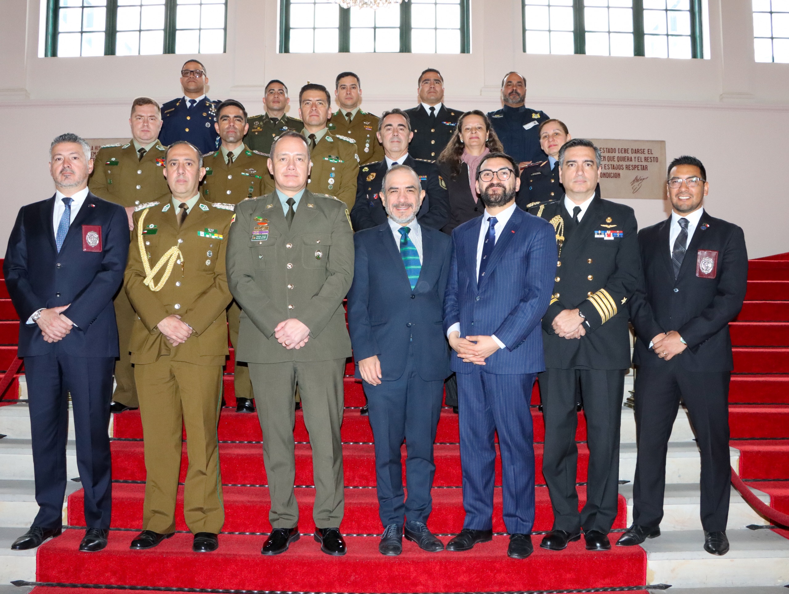 Representantes diplomáticos, autoridades policiales y oficiales de enlace participaron en el acto de depósito del instrumento de ratificación del Tratado Constitutivo de AMERIPOL, realizado en el Palacio San Carlos, sede de la Cancillería de Colombia.