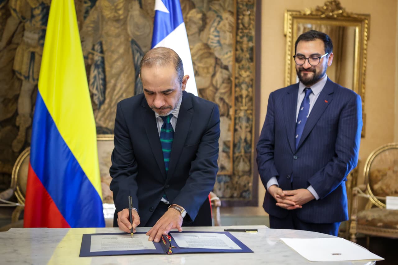 El doctor Jhon Jairo Camargo Motta formaliza la recepción del instrumento de ratificación del Tratado Constitutivo de AMERIPOL durante la ceremonia realizada en la Cancillería de Colombia.